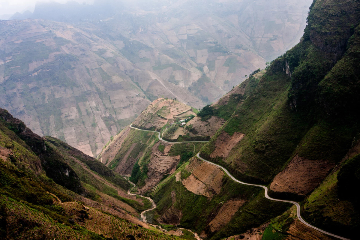 Cung đường hiểm trở với những khúc cua liên tiếp trên sườn núi dốc đứng. Ảnh: Idan Robbins/ 500px.com.