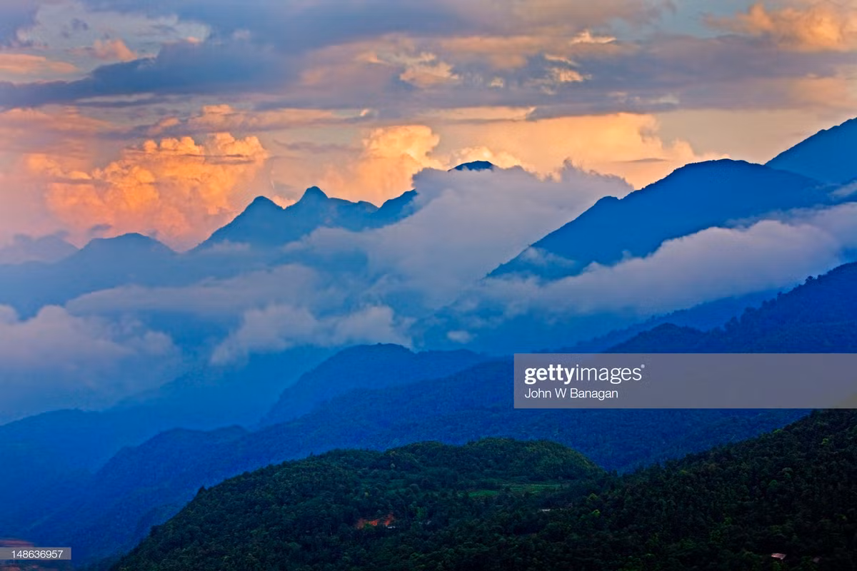 Cảnh tượng hùng vĩ của dãy núi Hoàng Liên Sơn. Ảnh: John Banagan/ Getty.