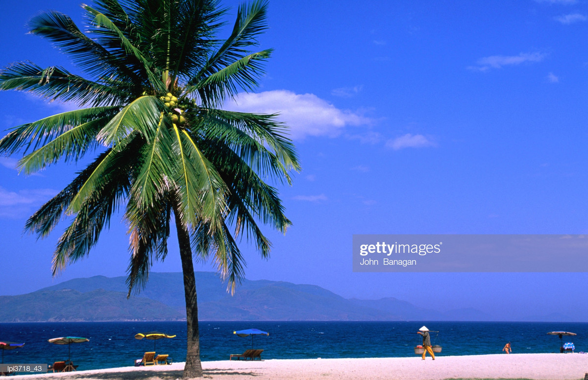 Trên bờ biển Nha Trang. Ảnh: John Banagan/ Getty.