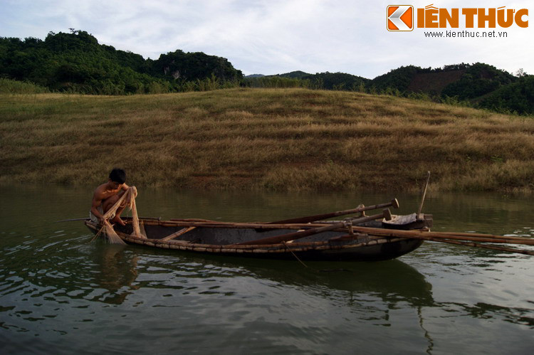 Những con thuyền cũng là công cụ lao động không thể thiếu của cư dân sống ở nơi đây. Từ khi nước về, nghề đánh bắt cá trong lòng hồ phát triển mạnh.