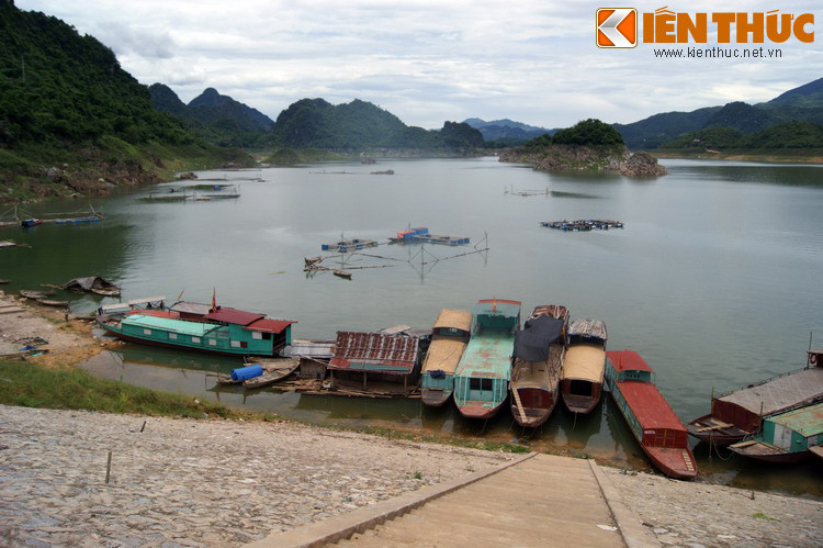 Để khám phá Thung Nai, du khách sẽ bắt đầu từ bến thuyền nằm cuối Tỉnh lộ 435B. Từ nơi đây đã có thể nhìn thấy lớp lớp đảo nối tiếp nhau trải ra hút tầm mắt.