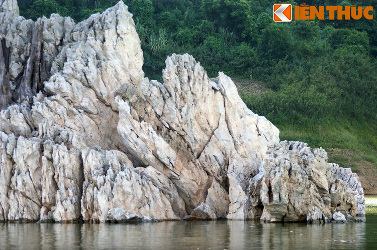 Những đảo đá có hình thù kỳ dị khiến Thung Nai được ví như một vịnh Hạ Long trong đất liền.