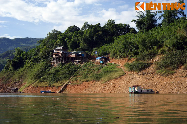 Thấp thoáng trên các hòn đảo là những túp nhà sơ của người dân tộc Mường.