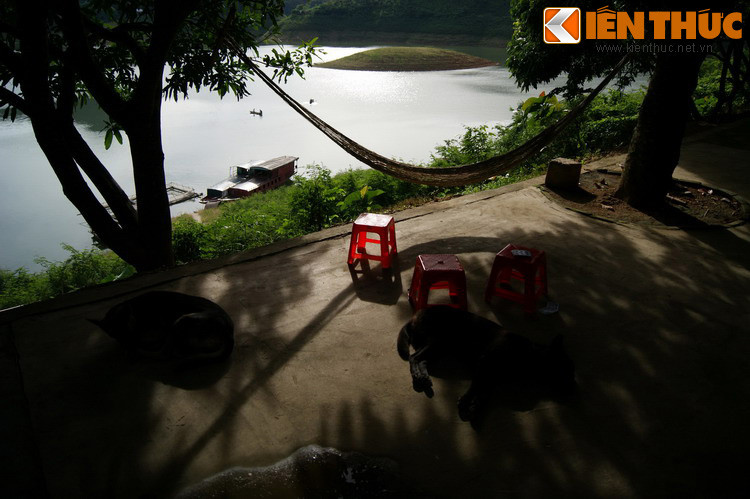 Bên cạnh nghề chài lưới, cung cấp dịch vụ du lịch cũng trở thành một nghề quan trọng của người dân địa phương.