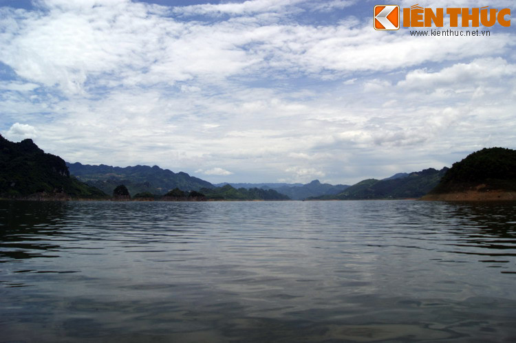 Từ khi sông Đà được ngăn dòng làm thuỷ điện, nước đã dâng lên ngập các vùng trũng của Thung Nai. Những dãy núi, đỉnh đồi trước đây trở thành những hòn đảo nhỏ, nhấp nhô trên mặt hồ bao la và xanh biếc.