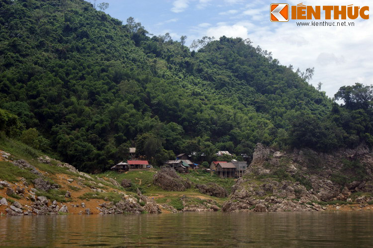 Nằm cách Hà Nội khoảng 100 km, Thung Nai là một xã nằm bên hồ thủy điện sông Đà, thuộc huyện Cao Phong, tỉnh Hòa Bình. Nhiều thập niên về trước, khu vực này là một vùng đồi núi lởm chởm, nơi ngụ cư của một số bản người dân tộc Mường.