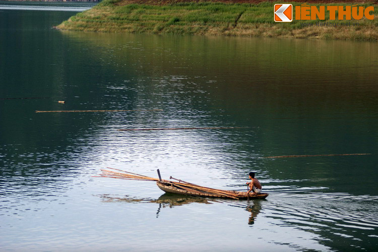 Do địa hình sông nước đặc thù, thuyền là phương tiện đi lại duy nhất ở Thung Nai.