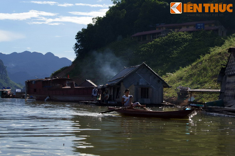 Một số xóm nổi quần tụ dưới chân các hòn đảo với cư dân sống bằng nghề chài lưới.