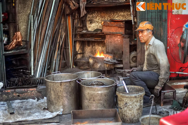 Tại lò rèn này, người thợ rèn duy nhất còn giữ nghề của phố - ông Nguyễn Phương Hùng – vẫn cặm cụi thắp lửa, quai búa mỗi ngày để làm ra những vật dụng hữu ích, và cũng là để giữ cho tên phố còn nguyên ý nghĩa.