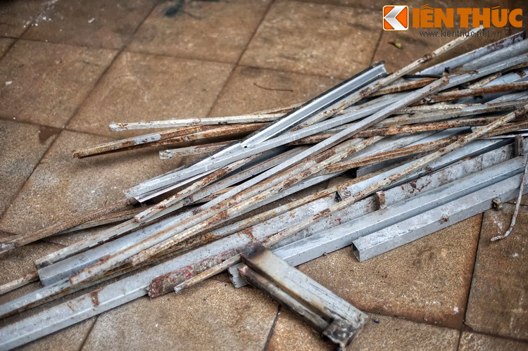 Cùng với sự hưng thịnh của nghể rèn, nghề buôn sắt cũng nở rộ trên phố vào thập niên 1930 - 1950, với sự hiện diện của các hiệu buôn sắt lớn bậc nhất Hà Nội thời đó.