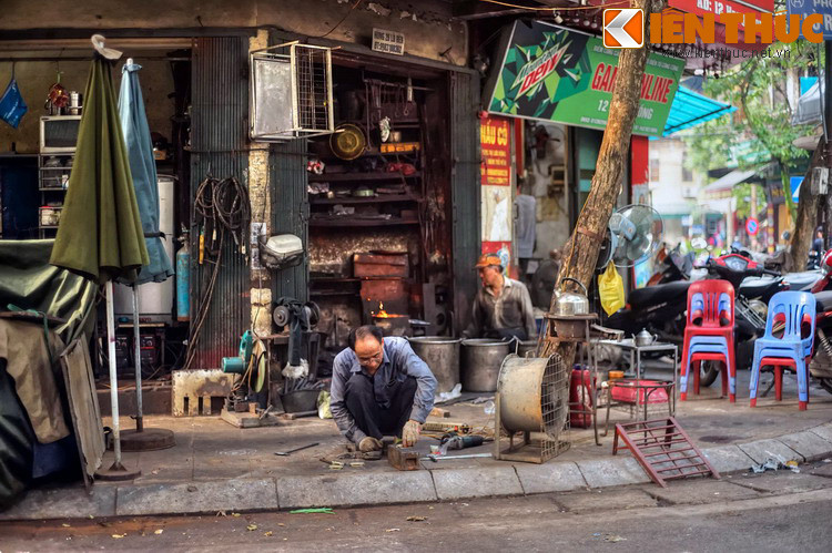 Và câu trả lời là: Có. Hãy đến với số nhà 26 Lò Rèn. Đây chính là nơi lò rèn duy nhất trên con phố này còn đỏ lửa.