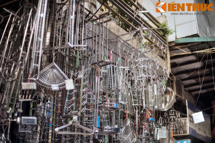 Sản phẩm bày bán của nhiều cửa hàng trên phố Lò Rèn gần giống như phố Hàng Thiếc, con phố chuyên nghề kim loại ở gần đó.