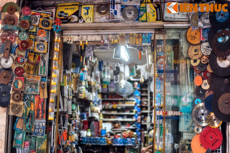 Đoạn phố Lò Rèn cạnh nơi giao phố Thuốc Bắc thì có các hàng bán đồ cơ khí, sản phẩm đặc trưng của phố Thuốc Bắc.