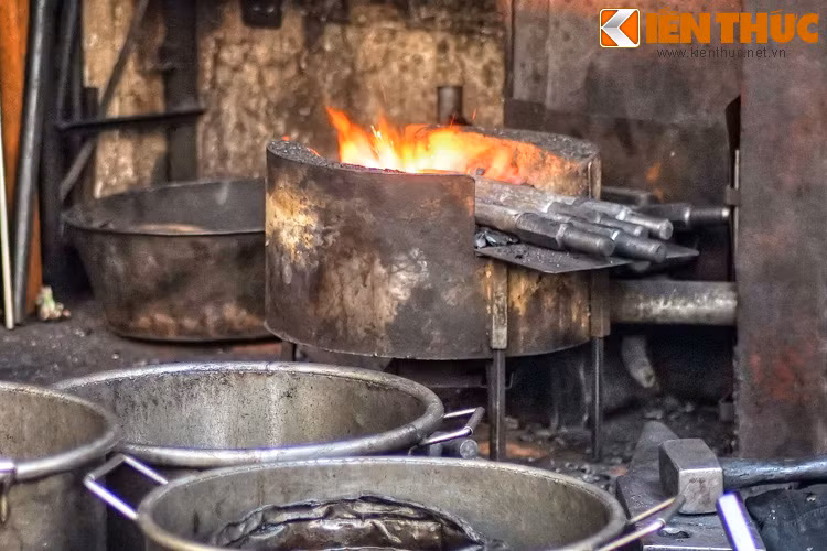 Có thể nói, những dấu tích của nghề rèn truyền thống ở phố Lò Rèn cũng mong manh như số phận của nghề này giữa 36 phố phường Hà Nội thế kỷ 21. Khi ngọn lửa cuối cùng tắt đi, tên gọi Lò Rèn sẽ chỉ còn là hoài niệm về một Hà Nội cũ...