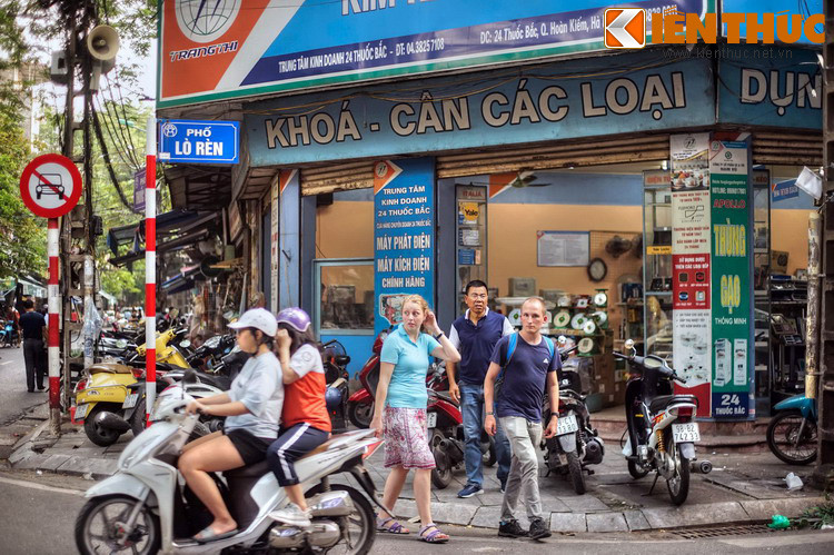 Tới đầu thế kỷ 20, do nhu cầu của việc xây dựng nhà cửa kiểu mới, phố này chuyển sang làm những mặt hàng mới như bu-lông, cửa xếp bằng sắt, cổng sắt hoa... Do không còn bán bừa nữa nên tên phố chuyển thành Lò Rèn.