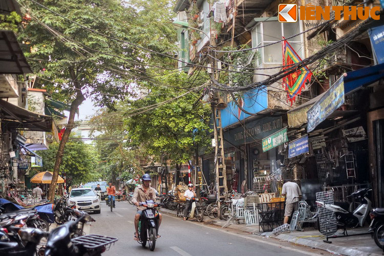 Ngoài lò rèn ở số nhà 26, còn một địa điểm khác gợi nhắc đến nghề rèn xưa. Đó là đình thờ tổ nghề rèn nằm ở số 1 Lò Rèn. Gọi là ngôi đình nhưng đây chỉ là một gian thờ nhỏ nằm khuất nẻo ở tầng hai của ngôi nhà mà không nhiều người để ý khi đi ngang qua.