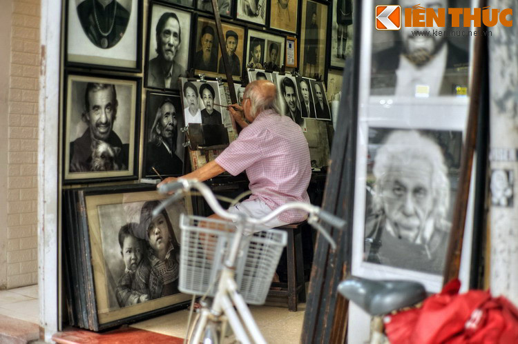 Một điều làm nên nét đặc trưng của phố Hàng Ngang là sự hiện diện của các hiệu vẽ truyền thần, một nghề truyền thống đã được truyền lại qua nhiều thế hệ ở Hà Nội.