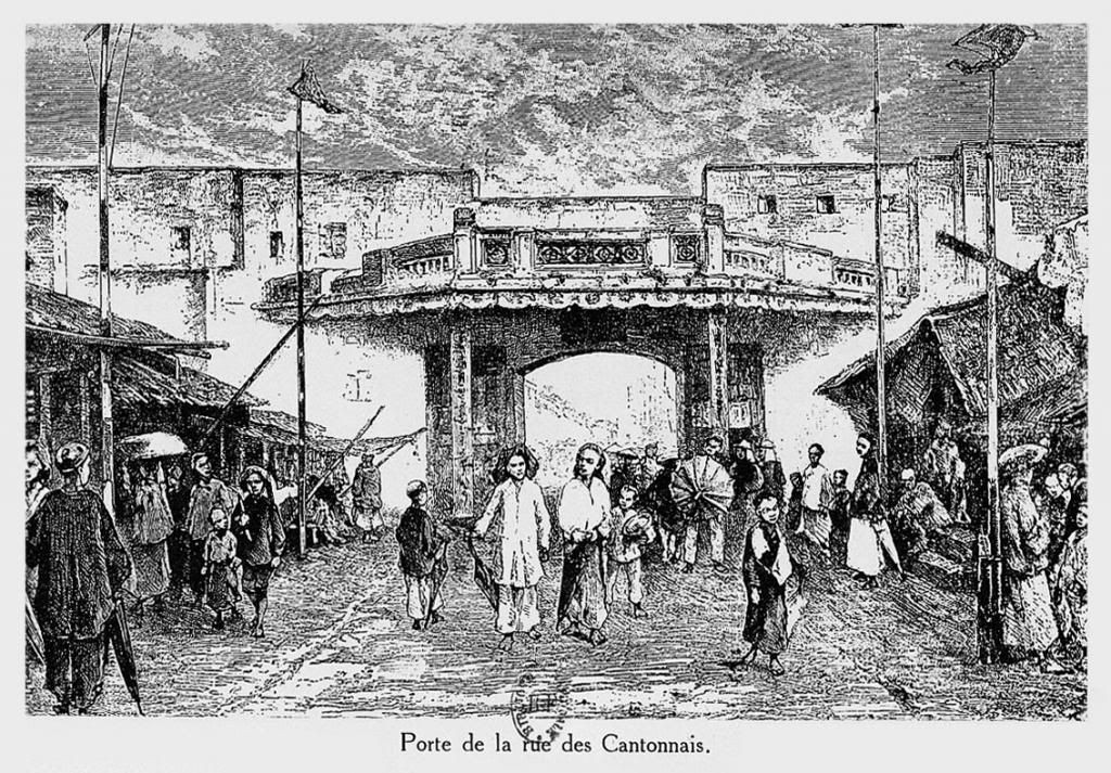 Một bức vẽ từ thời Pháp còn lưu lại hình ảnh bức tường và cánh cổng ngang phố này, với chú thích là "Porte de la rue des Cantonnais” (Cổng phố của người Quảng Đông).