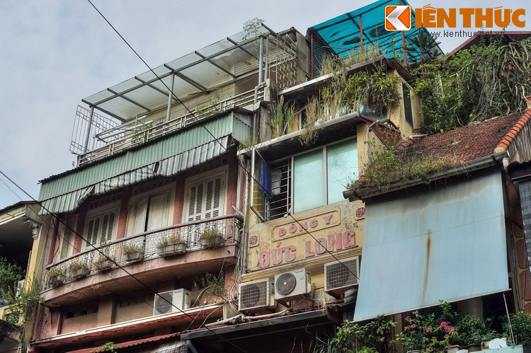 Cách giải thích này nghe có vẻ hợp lý, nhưng cũng có ý kiến phản bác, vì cách ghép yếu tố "Ngang" của cái cổng với yếu tố "Hàng" của các loại hàng hóa để trở thành tên phố Hàng Ngang là khá khiên cưỡng và không phù hợp với thói quen đặt tên phố của người Hà Nội xưa.