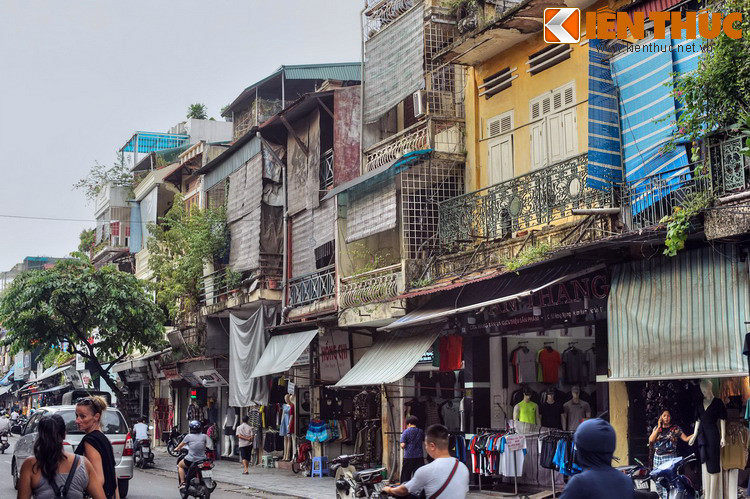 Nói về hàng hóa thì vào đầu thế kỷ 20 phố Hàng Ngang tập trung các hiệu tơ lụa lớn, trong đó có nhiều hiệu của người Hoa dòng họ Phan, như hiệu Phan Đức Thành (số 2), Phan Thái Thành (số 4), Phan Hưng Thành (số 26), Phan Vạn Thành (số 40), Phan Dụ Thành (số 56), Phan Hòa Thành (số 60)…