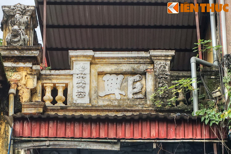 Từ đời Lê, người Trung Quốc được phép cư trú ở Thăng Long. Họ ở tập trung tại một số phố theo quê quán. Phố Hàng Ngang phần lớn là Hoa kiều gốc Quảng Đông, mà tỉnh này lại có tên cổ là Việt, cho nên các sách địa chí cũ gọi phố này là phố Việt Đông.