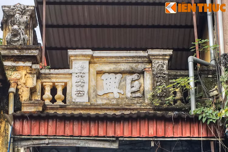 Từ đời Lê, người Trung Quốc được phép cư trú ở Thăng Long. Họ ở tập trung tại một số phố theo quê quán. Phố Hàng Ngang phần lớn là Hoa kiều gốc Quảng Đông, mà tỉnh này lại có tên cổ là Việt, cho nên các sách địa chí cũ gọi phố này là phố Việt Đông.