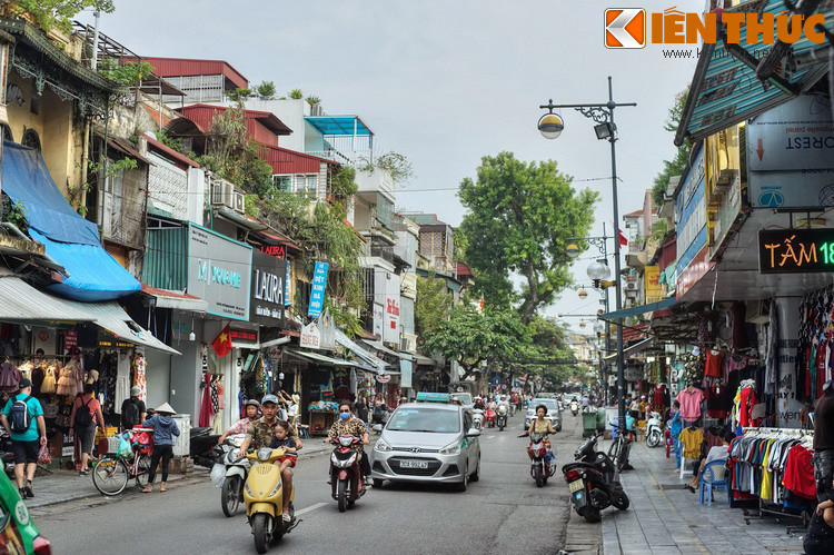 Ngày nay, phố Hàng Ngang là một trong những phố sầm uất nhất khu phố cổ Hà Nội. Phố bán chủ yếu các mặt hàng quần áo, hàng tiêu dùng, từ bình dân cho đến cao cấp.