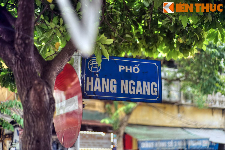 Đến thời thuộc địa, người Pháp gọi phố là “rue des Cantonnais” tức là “phố Người Quảng Đông”, năm 1945 lấy lại tên tiếng Việt là phố Hàng Ngang - một tên gọi được lưu truyền trong dân gian từ lâu đời. Các lần đổi tên sau vẫn giữ nguyên tên này.