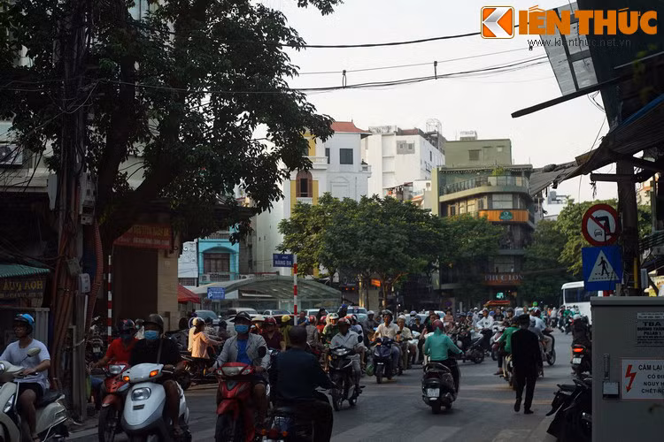 Ít ai biết rằng, ngoài tên gọi gắn với ngành hàng đặc trưng, phố Hàng Da còn mang một cái tên khá kỳ lạ: Phố Thầy Bói.