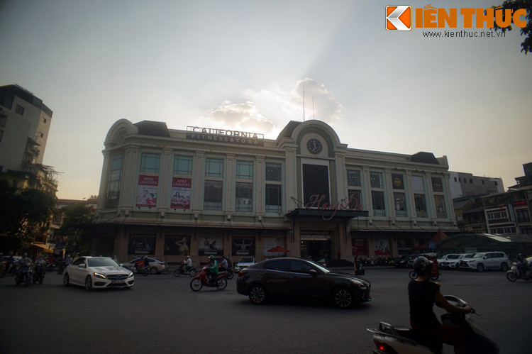 Tới khoảng 1937 – 1938 mới xây cầu chợ, chợ từ đó mới định hình. Năm 1942 phát xít Nhật đóng quân ở Hà Nội, máy bay Mỹ đã tới ném bom trúng chợ Hàng Da, chết rất nhiều người. Năm 1989 chợ được xây lại và trở thành một khu chợ quan trọng của Hà Nội.