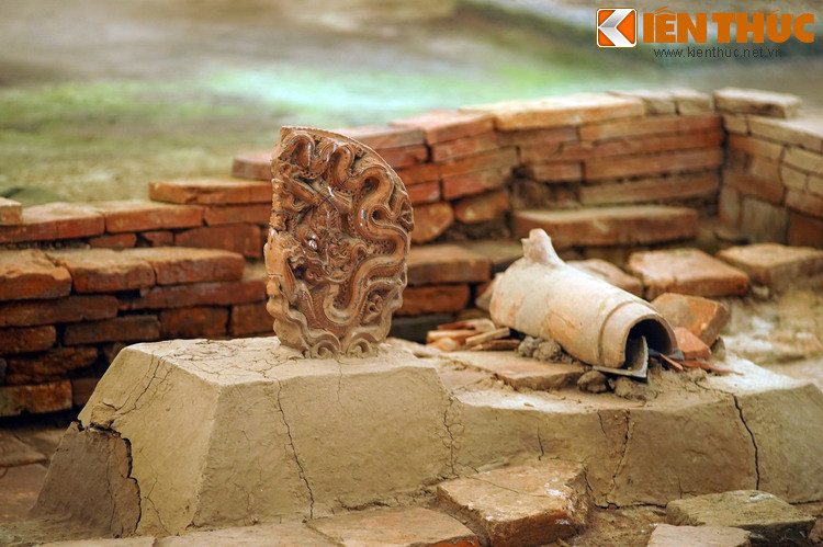 ...Đặc biệt là các loại hình di vật trang trí tên mái kiến trúc có kích thước to lớn và được trang trí cầu kì, tinh xảo. Một số vị trí có dấu tích văn hóa thời Đinh – Tiền Lê (thế kỉ 10).