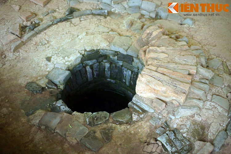 Cụ thể, lớp dưới cùng là hệ thống kiến trúc thuộc thời Tiền Thăng Long hay còn gọi là thời An Nam đô hộ phủ hoặc Đại La, thể hiện rõ qua hệ thống các cột gỗ, các nền móng kiến trúc, đường cống tiêu thoát nước, giếng nước và di vật như gạch “Giang Tây quân”, ngồi đầu ngói ống trang trí hình thú thần, mặt hề và nhiều đồ gốm sứ có niên đại thế kỉ 7 – 9.