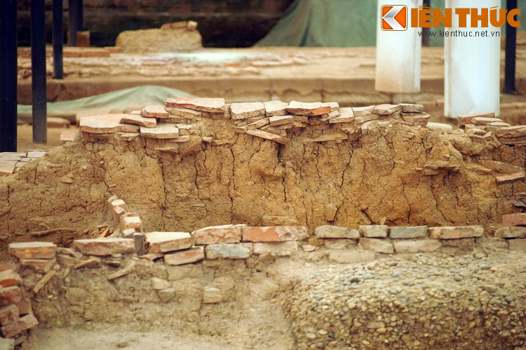 Phía trên cùng là lớp kiến trúc thời Lê (thế kỉ 15 – 18) với dấu tích của các nền kiến trúc xây bằng gạch vồ, hệ thống giếng nước, đặc biệt là các loại ngói thanh lưu ly, hoàng lưu ly trang trí rồng 5 móng chuyên dùng để lợp trên mái cung điện của vua và các loại đồ sứ ngự dụng dành riêng cho vua.