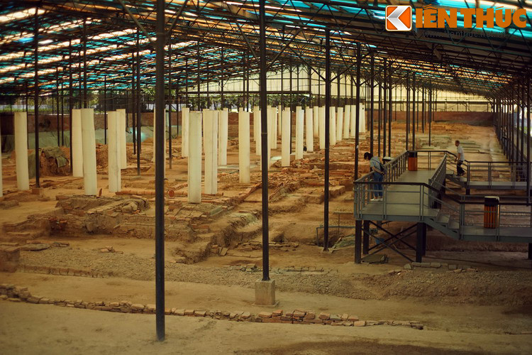 Tại các khu vực khảo cổ này đã phát hiện được rất nhiều loại hình di tích kiến trúc và di vật có niên đại xen lẫn nhau, chồng xếp lên nhau qua suốt 1300 năm, bắt đầu từ thời Đại La (thế kỉ 7 – 9), qua các thời Đinh – Tiền Lê (thế kỉ 10), thời Lý (1009 – 1225), Trần (1226 – 1400), Hồ (1400 – 1407), Lê sơ (1428 – 1527), Mạc (1527 – 1592), Lê Trung Hưng (1592 – 1789) và Nguyễn (1802 – 1945).