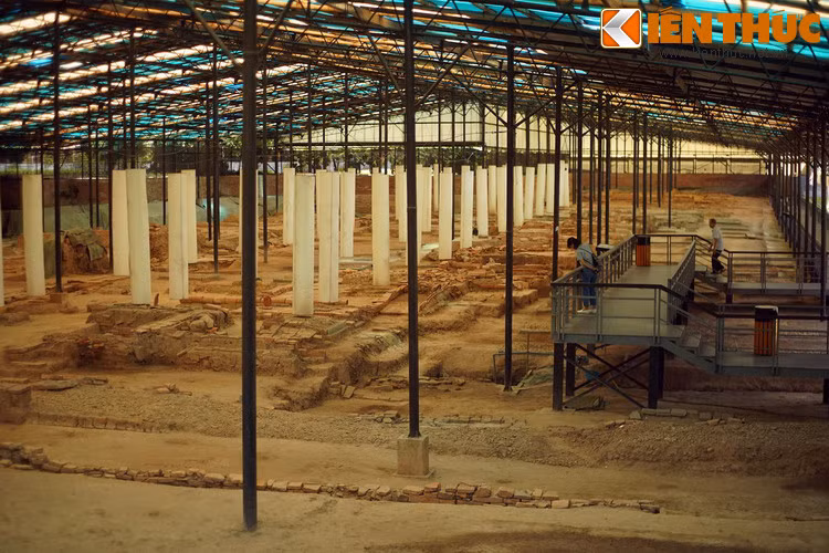 Tại các khu vực khảo cổ này đã phát hiện được rất nhiều loại hình di tích kiến trúc và di vật có niên đại xen lẫn nhau, chồng xếp lên nhau qua suốt 1300 năm, bắt đầu từ thời Đại La (thế kỉ 7 – 9), qua các thời Đinh – Tiền Lê (thế kỉ 10), thời Lý (1009 – 1225), Trần (1226 – 1400), Hồ (1400 – 1407), Lê sơ (1428 – 1527), Mạc (1527 – 1592), Lê Trung Hưng (1592 – 1789) và Nguyễn (1802 – 1945).