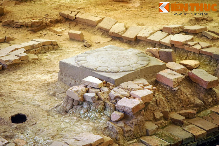 Lớp trên kiến trúc thời Đại La là dấu vết kiến trúc thời Lý – Trần (thế kỉ 11 – 14) biểu hiện rõ qua hệ thống mặt bằng kiến trúc có các trụ móng sỏi kê chân cột, các lớp nền gạch, chân tảng đá hoa sen, sân gạch, đường cống thoát nước...