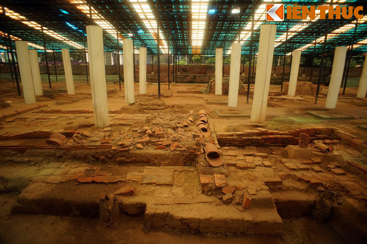 Đây là một đặc điểm nổi bật, góp phần tạo nên giá trị to lớn và tính độc đáo của khu di tích Hoàng thành Thăng Long. Có thể nói, đây này là một tài sản vô giá của lịch sử và văn hóa Việt Nam nói chung, và của lịch sử – văn hóa Thăng Long – Hà Nội nói riêng. (Bài có sử dụng tư liệu của TT Bảo tồn Di sản Thăng Long - Hà Nội).