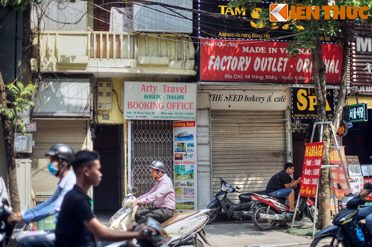 Thời Pháp thuộc phố có tên là gọi là “rue du Coton”, dịch từ tên “Hàng Bông”. Sau 1945 tên gọi Hàng Bông được chính thức hóa.