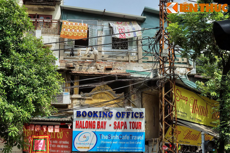 Ngày nay Phố Hàng Bông là một tuyến phố buôn bán sôi động, thu hút du khách với nhiều cửa hàng thời trang, đồ lưu niệm, quán ăn, công ty du lịch...