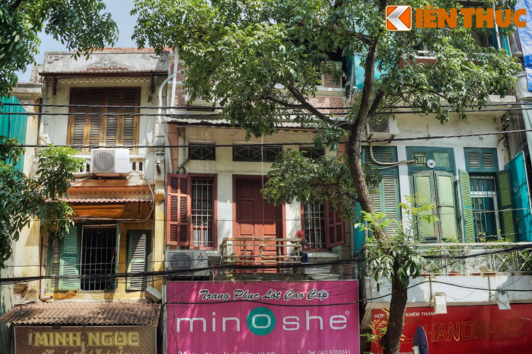 Đoạn đầu, chỗ giáp phố Hàng Gai đến đầu phố Hàng Mành có tên là phố Hàng Hài vì thời trước ở đây sản xuất và bày bán các loại hài.