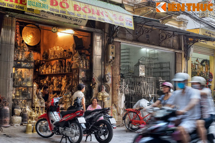 Con phố này nguyên là đất thôn Yên Phú, tổng Hậu Túc (sau đổi là tổng Đồng Xuân), huyện Thọ Xương cũ. Thời Pháp thuộc, phố Hàng Đồng và phố Bát Sứ có chung tên là “rue des Tasses” hay phố Hàng Chén. Sau cách mạng phố Hàng Chén tách ra và gọi bằng những tên hiện nay.