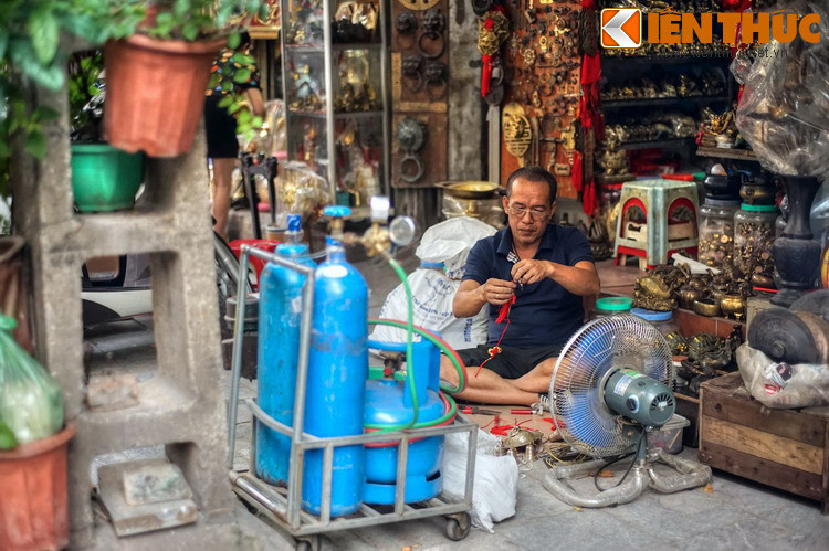 Do nghề đồng vất vả, không gian phố cổ lại chật hẹp, tấc đất tấc vàng nên theo thời gian các hộ làm đồ đồng dần chuyển sang kinh doanh đơn thuần thay vì chế tác. Trên phố chỉ rất ít người còn giữ nghề.