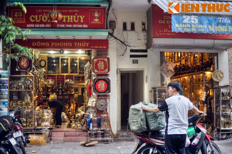 Về tên gọi Hàng Đồng, là từ thời Lê mạt, một số dân làng Cầu Nôm (Hưng Yên) làm nghề buôn bán đồng và đồng nát, phần lớn là họ Lê, họ Phùng đã tụ họp ở thôn Yên Phú mở những cửa hàng vừa bán vừa chữa đồ đồng. Dần dần thành một phố gọi là phố Hàng Đồng.