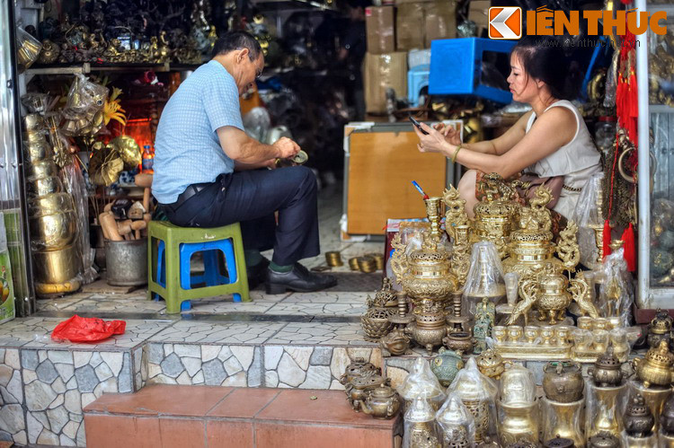 Từ những vật dụng thông thường, dần dần những người thợ gò đã cải tiến, làm ra nhiều sản phẩm phục vụ giới thượng lưu Hà Nội như mâm giả cổ, đồ mỹ nghệ dùng trang trí… Ngoài ra người dân ở đây còn kinh doanh những mặt hàng là đồng đúc như hạc, đỉnh, lư hương...