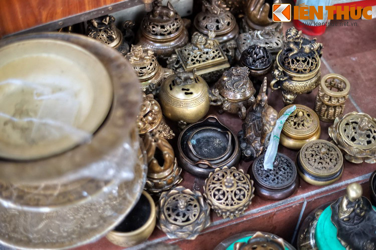 Dù vậy, đa phần hàng hóa được nhập từ các làng nghề đồ đồng ven Hà Nội, còn nghề gò đồng trên phố đã thu hẹp quy mô rất nhiều so với thời hoàng kim.