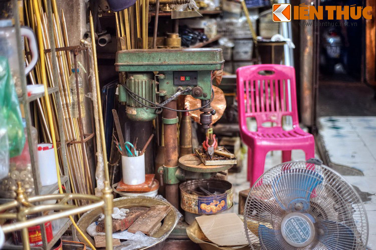 Kỹ thuật chế tác cũng đã thay đổi rất nhiều với sự hiện diện của các loại máy móc hiện đại, trong đó có cả những loại máy áp dụng công nghệ 3D, cho ra sản phẩm đồng rất tinh xảo...