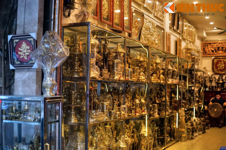 Ngày nay, trên phố Hàng Đồng có nhiều cửa hàng bán đồ đồng với các chủng loại sản phẩm rất phong phú như đồ dùng gia đình, phụ kiện nội thất, đồ thờ cúng, vật phẩm phong thủy...