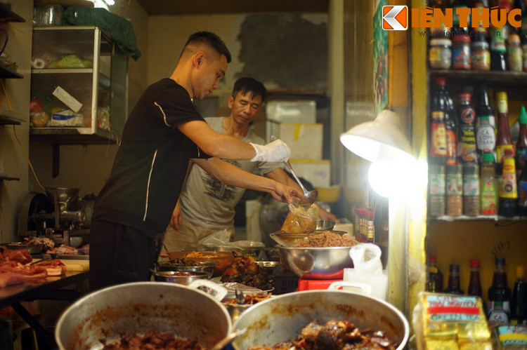 Khách hàng có thể quan sát các đầu bếp chế biến món ăn ngay tại chỗ và mua ngay khi chúng còn nóng hổi.