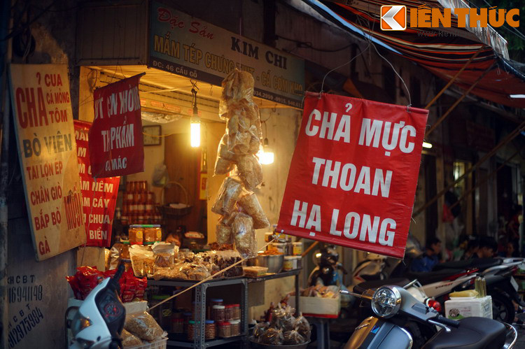 Có nhiều loại giò, chả, nem... được bán ở chợ.