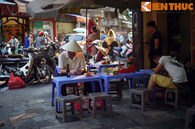 Trên bản đồ du lịch, chợ là điểm ghé thăm không thể bỏ qua của du khách trong và ngoài nước ở khu phố cổ Hà Nội.